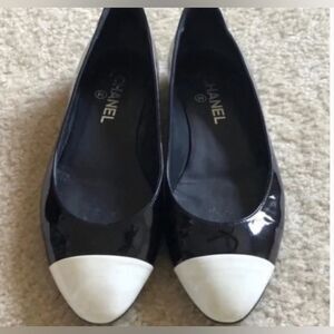 AUTHENTIC! *CHANEL* Sz 40 (8.5-9) Classic Black White Toe Patent Ballet Flats